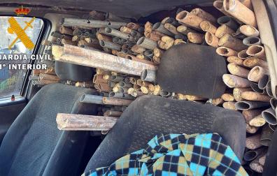 Coche cargado con postes