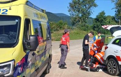 Efectivos sanitarios y de la Policía Foral atienden al trabajador herido