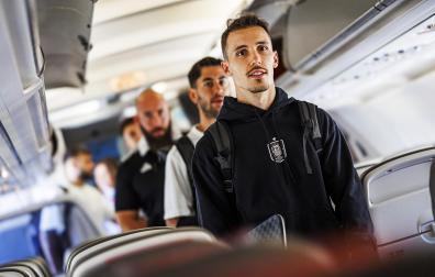 Grimaldo y Ayoza entran al avión en el que voló la expedición española de regreso a Donaueschingen