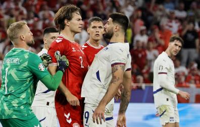 El meta danés, Kasper Schmeichel frena a su defensa Joachim Andersen que se encara con el serbio Aleksandar Mitrovic durante el encuentro