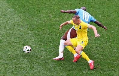 Romelu Lukaku, otra vez desacertado, pelea por el balón con el ucraniano Oleksandr Svatok
