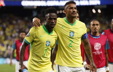 Saludo entre Vinícius y Danilo tras concluir el encuentro contra Paraguay