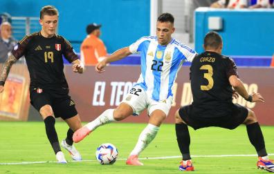Lautaro Martínez, autor de los dos goles del encuentro, trata de marcharse de los peruanos Sonner (izda.) y Cartagena (dcha.)