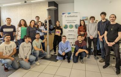 Trabajadores de la empresa navarra Embeblue, firma que ha creado el dispositivo