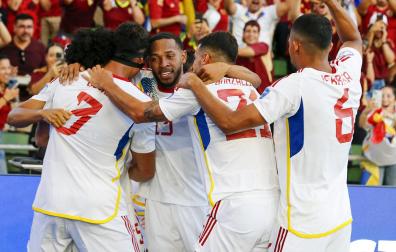 Los jugadores venezolanos celebran uno de los goles marcados contra Jamaica