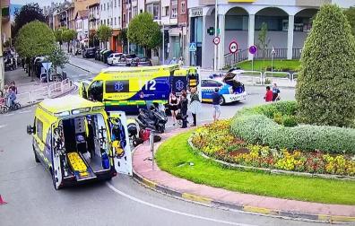 Efectivos policiales y sanitarios, en el lugar del accidente