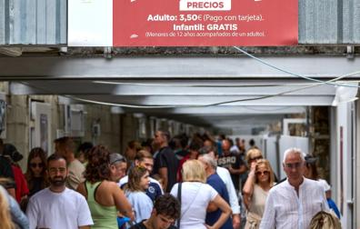 Visitantes de los corrales del Gas el domingo tras su apertura.