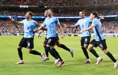 Los jugadores uruguayos celebran el tanto de Olivera en el choque contra EE UU