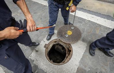 Fotos de los trabajos de Policía Nacional en el subsuelo de Pamplona