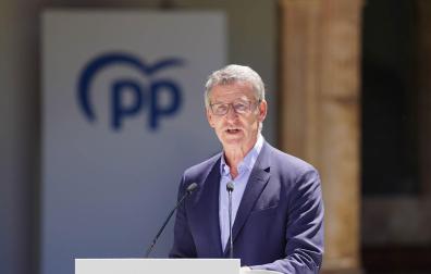 El presidente del Partido Popular, Alberto Núñez Feijóo, interviene durante una reunión para abordar la EBAU única