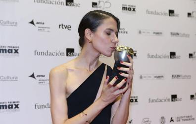 La actriz pamplonesa, el lunes por la noche, besando la manzana plateada con antifaz dorado que la convertía en ganadora a mejor actriz