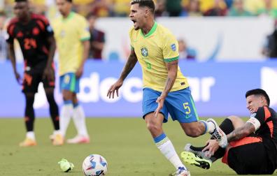 Bruno Guimaraes se marcha tras regatear a James Rodríguez durante el encuentro