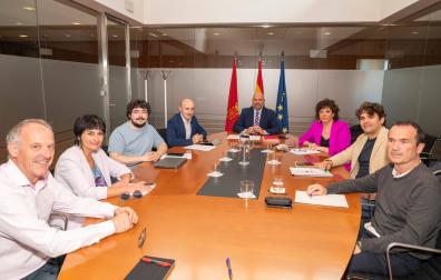 De izquierda a derecha: Adolfo Araiz y Laura Aznal (Bildu), Miguel Garrido (Contigo), el dir. gerente de Hacienda Óscar Martínez de Bujanda, el consejero José Luis Arasti, Ainhoa Unzu (PSN), Pablo Azcona y Mikel Asiáin (Geroa Bai)