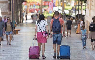 Turistas con sus maletas por el centro de Málaga