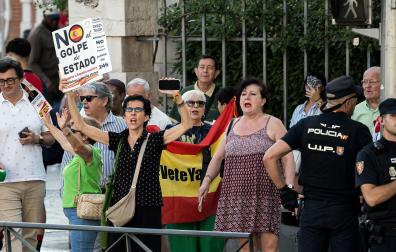 Varias personas protestan contra el presidente del Gobierno antes de que su mujer, Begoña Gómez, llegue a declarar como investigada en los juzgados de Plaza de Castilla