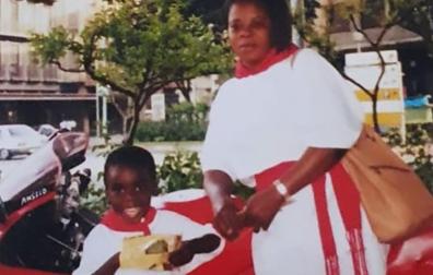 Iñaki WIlliams junto a su madre, vestido de pamplonica y apoyados en una moto