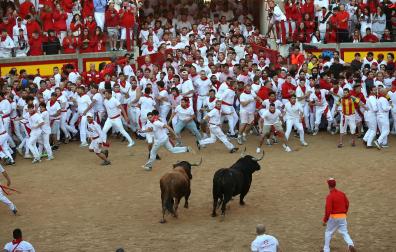 Momentos de tensión en la plaza de toros durante el primer encierro del 6 de julio con toros de la ganadería La Palmosilla
