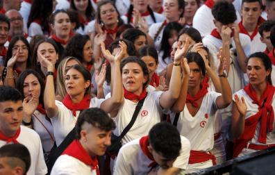 Cientos de personas secundan la convocatoria feminista contra una posible agresión sexual en Pamplona./