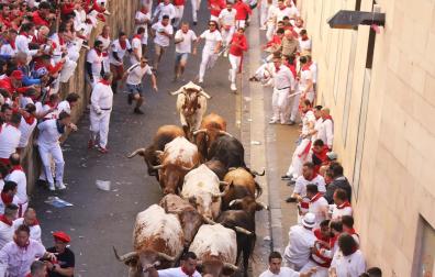 La manada enfila la Cuesta de Santo Domingo durante el primer encierro de los Sanfermines 2024