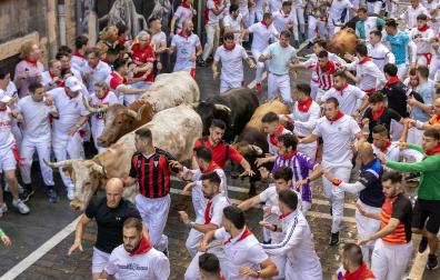La manada de La Palmosilla discurre por la calle Estafeta durante la primera carrera de los Sanfermines 2024