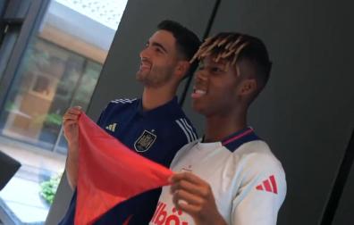 Mikel Merino y Nico Williams, con el pañuelico de San Fermín en la concentración de España en Donaueschingen