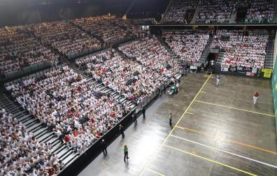 NAVARRA ARENA EN BLANCO Y ROJO. Impresionante visión panorámica del Navarra Arena este domingo 7 de julio