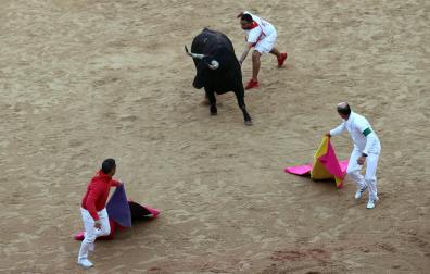 A la izquierda, Manolo Reyes intenta atraer la mirada de 'Chistoso0, mientras un 'pata' trata de distraerle.