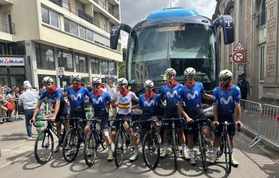 Los corredores del Movistar en el Tour con pañuelico rojo.