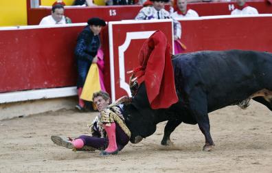 Fotos de la corrida de La Palmosilla, en la que se han cortado tres orejas y Borja Jiménez ha sufrido una cornada./