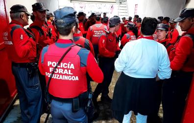 Agentes de la Policía Foral en la entrada al callejón de la plaza de toros antes del primer encierro de los Sanfermines 2024