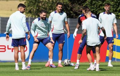 Los jugadores de la selección española durante el entrenamiento previo al choque contra Francia en semifinales de la Eurocopa 2024 en el césped de las instalaciones de Donaueschingen