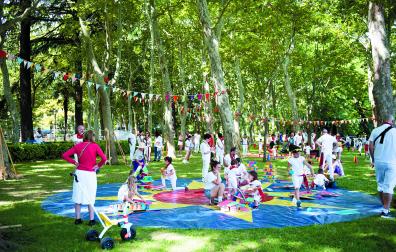 Los juegos infantiles de Birjolastu vuelven a alojarse en la Taconera, cuyas sombras ayudan el disfrute de las familias