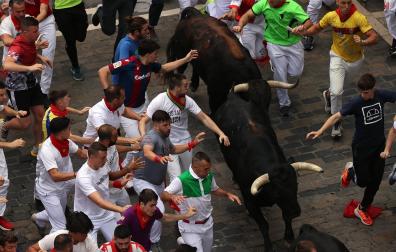 Toros de Victoriano del Río en la cuesta de Santo Domingo en el tercer encierro. |