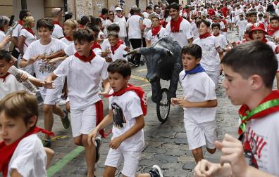 Los toricos de ruedas suben y bajan la cuesta de Santo Domingo hasta la plaza consistorial, rodeados de jóvenes corredores