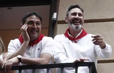 Braulio y Vicente Moreno, sonrientes, en el balcón desde el que presenciaron el encierro