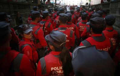 Agentes de la Policía Foral, este miércoles antes del encierro.