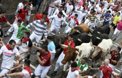 El mozo ha llegado a quedar completamente rodeado. La manada le ha rebasado por ambos lados por su gran velocidad