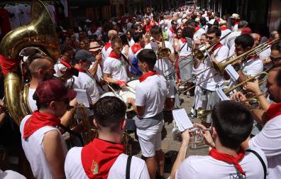 La charanga de la peña San Fermín, animando con su música ayer en la calle Estafeta