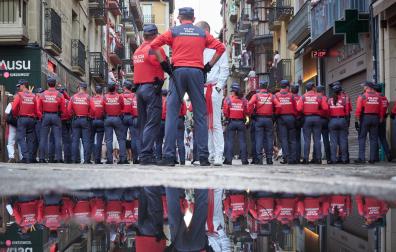 Policías forales, en el recorrido del encierro