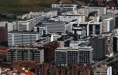 Bloques de pisos acabados y en construcción en el barrio de Lezkairu, uno de los que concentra mayor actividad constructora