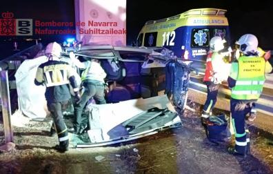 Efectivos de bomberos trabajan en el lugar del accidente
