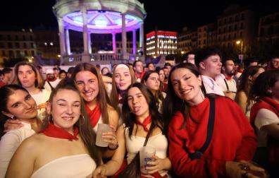 Concierto de las Ninyas del Corro en la Plaza del Castillo.