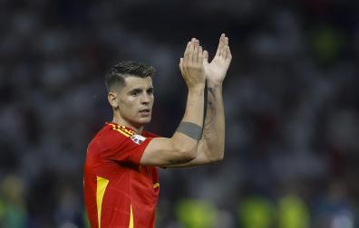 Álvaro Morata aplaude al público al ser sustituido en la final de la Eurocopa ante Inglaterra