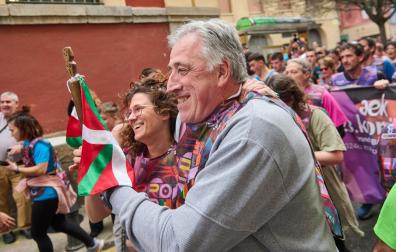 El alcalde Joseba Asiron, con la ikurriña en la última edición de la Korrika