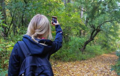 Imagen de una mujer haciéndose una selfie en el monte