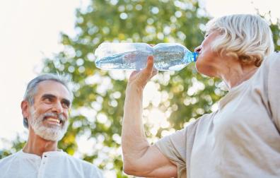 Beber agua e hidratarse constantemente, una de las acciones para prevenir golpes de calor