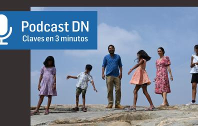 Elena Gil, junto a su marido y sus cuatro hijos, en la India
