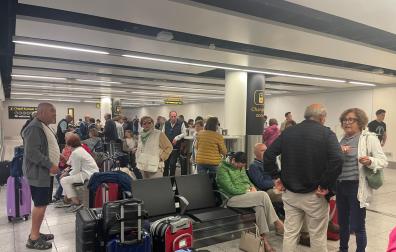 Imagen del grupo de jubilados Tafalleses, varados desde hace más de 24 horas en el aeropuerto de Gatwick