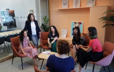 La plantilla profesional al frente del Centro Integral de las Violencias Sexuales, en la plaza Xavier Mina de Pamplona. De izda a dcha: Itxaso Moreno (trabajadora social), Isabel Martínez (abogada), Mari Recalde García (coordinadora del centro), Ana Aragoneses Rubio (educadora social), Patricia Abad (directora gerente del INAI) y, de espaldas, Feli Muñoz Ruete (psicóloga).
