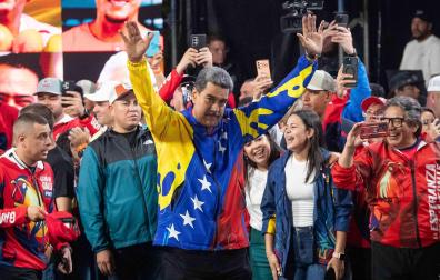 El presidente de Venezuela, Nicolás Maduro (d), celebra tras conocer los resultados de las elecciones presidenciales